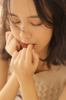 狗的蝴蝶结卡我里面了怎么办